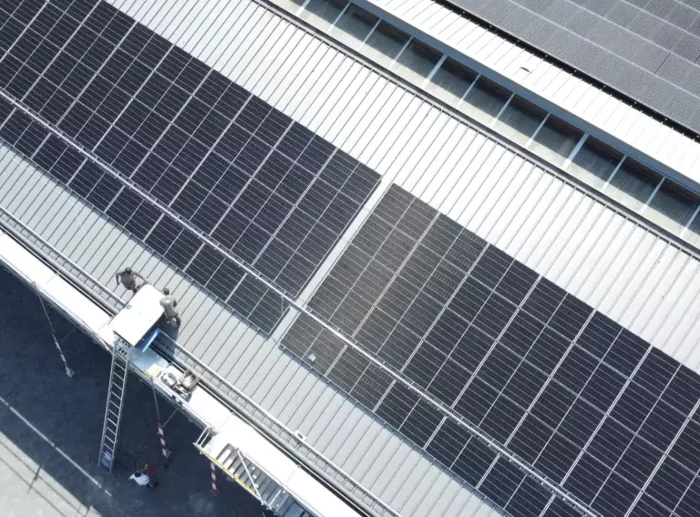 Aufdachanlage Industrie Solar.JPG